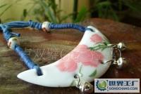 景德鎮(zhèn)陶瓷飾品 古典月牙粉彩大花項(xiàng)鏈的工藝與市場供應(yīng)